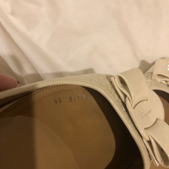 Salvatore Ferragamo beige flats size 91/2. - Picture 5 of 8